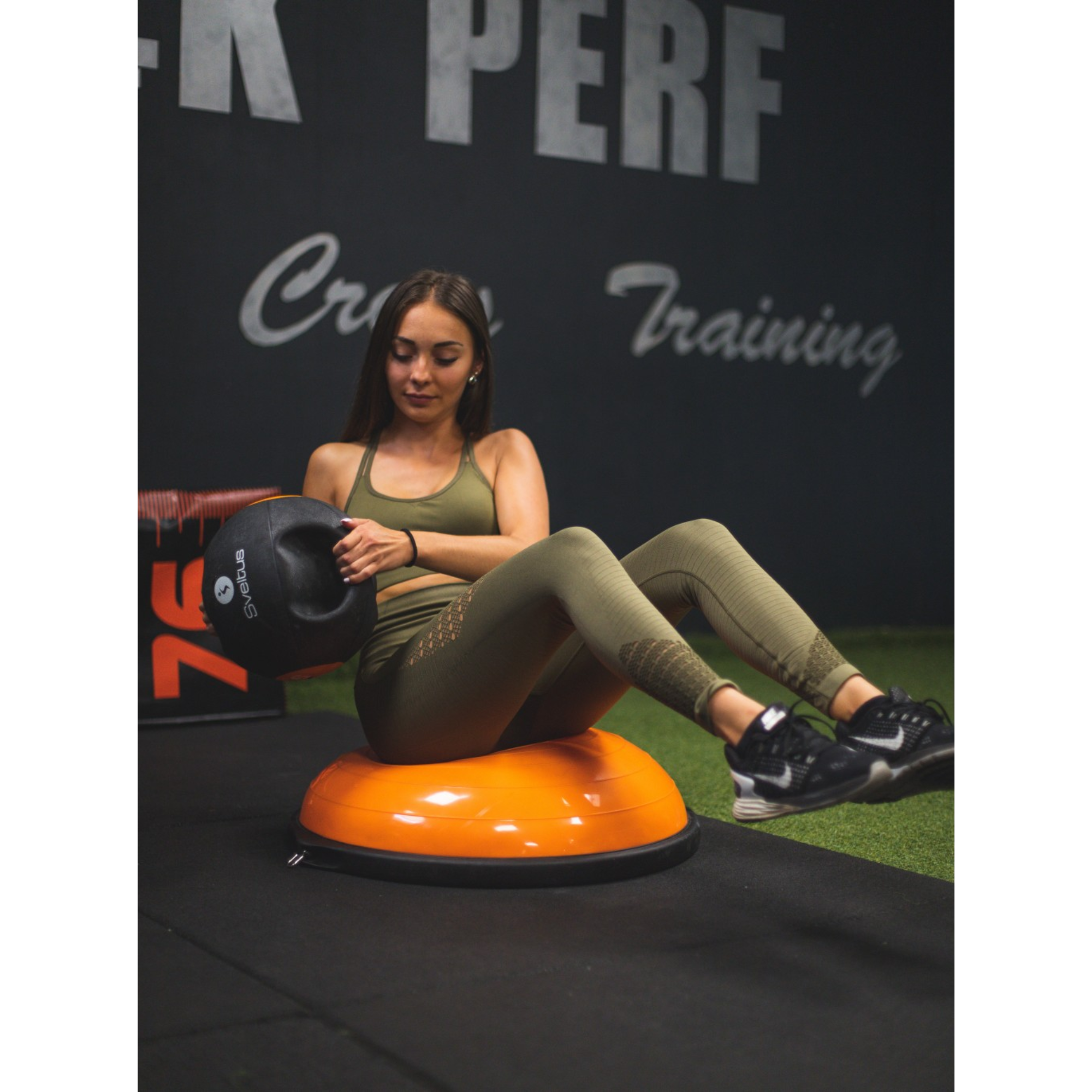 Medicine Ball Rubber avec Poignées - Ø 23/27 cm - Plusieurs poids - Sveltus